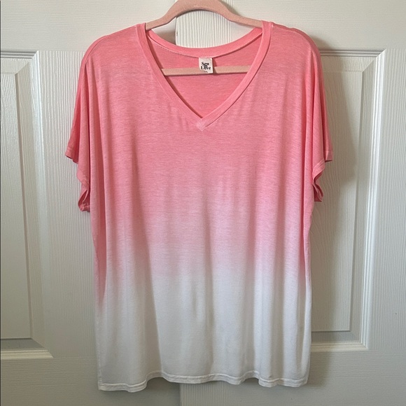 💙NWOT Sew In Love Pink and White Ombre V-Neck Tee - Picture 1 of 3